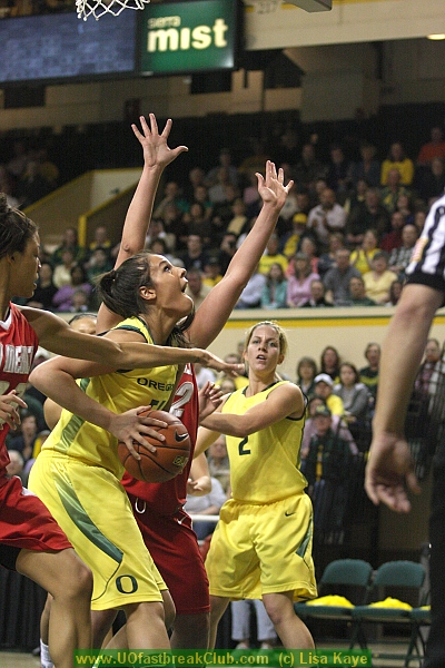 GOOD! TIP-IN by Canepa, Nicole [PNT] .    UO 17, New Mexico 18